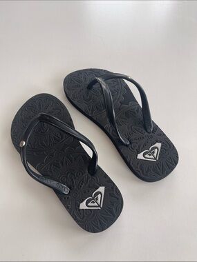 Roxy kids Black Flip Flops with Embossed Footbed